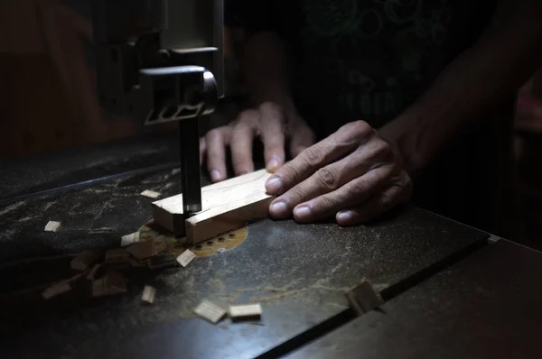 Constructeur charpentier travaillant avec scie sauteuse électrique et bois. Travailleur du bois coupant un morceau de bois — Photo