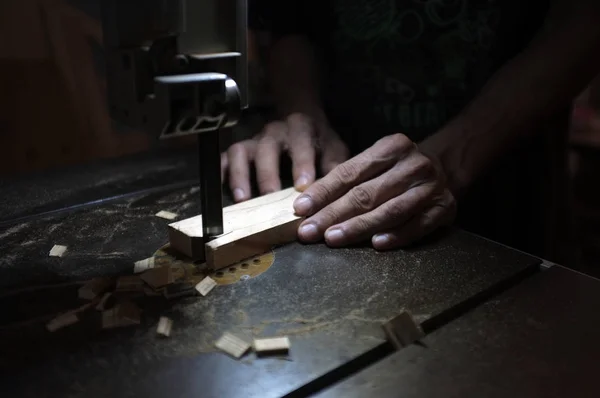 Carpenter builder working with electric jigsaw and wood. Woodworker cutting a piece of wood — Stock Photo, Image