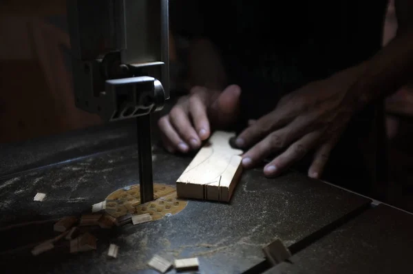 Costruttore di falegnami che lavora con seghetto elettrico e legno. Falegnameria tagliare un pezzo di legno — Foto Stock