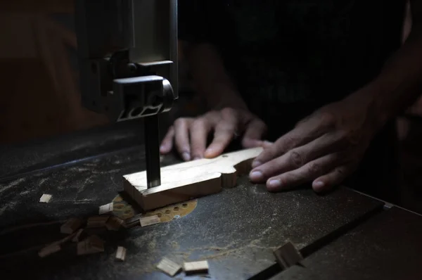 Constructeur charpentier travaillant avec scie sauteuse électrique et bois. Travailleur du bois coupant un morceau de bois — Photo