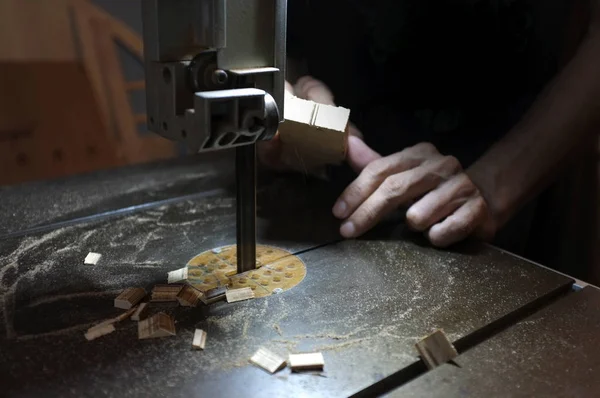 Costruttore di falegnami che lavora con seghetto elettrico e legno. Falegnameria tagliare un pezzo di legno — Foto Stock