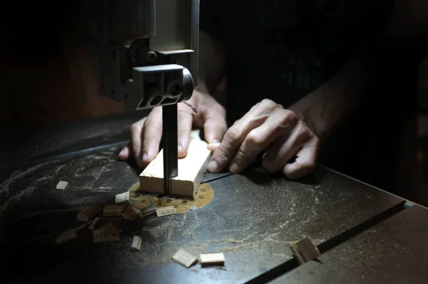 Schreiner, der mit elektrischer Stichsäge und Holz arbeitet. Holzarbeiter, der ein Stück Holz schneidet — Stockfoto