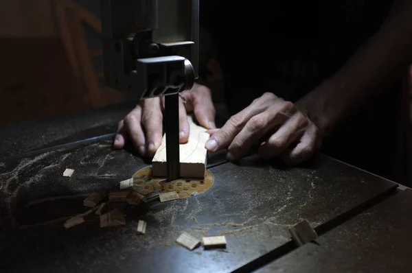 Constructeur charpentier travaillant avec scie sauteuse électrique et bois. Travailleur du bois coupant un morceau de bois — Photo