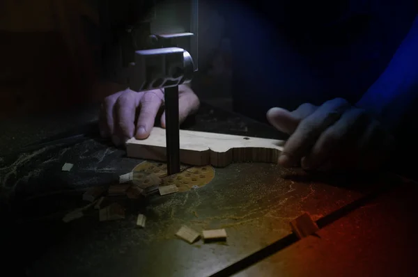 Constructeur charpentier travaillant avec scie sauteuse électrique et bois. Travailleur du bois coupant un morceau de bois — Photo