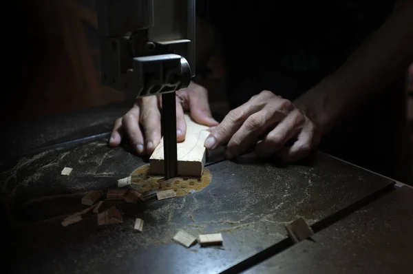 Constructeur charpentier travaillant avec scie sauteuse électrique et bois. Travailleur du bois coupant un morceau de bois — Photo