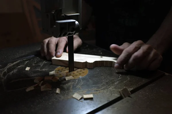 Costruttore di falegnami che lavora con seghetto elettrico e legno. Falegnameria tagliare un pezzo di legno — Foto Stock