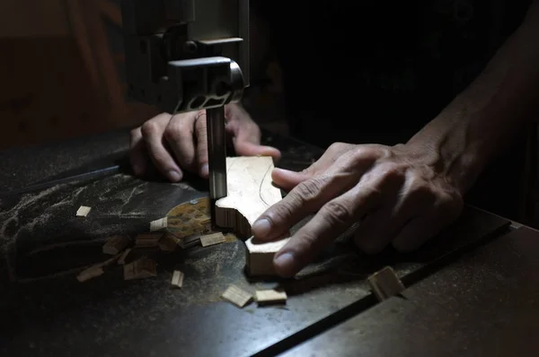 Construtor de carpinteiro trabalhando com serra elétrica e madeira. Marceneiro cortando um pedaço de madeira — Fotografia de Stock