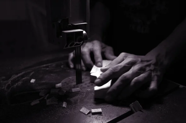 Construtor de carpinteiro trabalhando com serra elétrica e madeira. Marceneiro cortando um pedaço de madeira — Fotografia de Stock