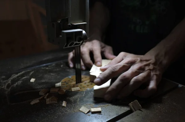 Constructeur charpentier travaillant avec scie sauteuse électrique et bois. Travailleur du bois coupant un morceau de bois — Photo