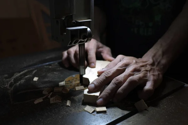 Constructeur charpentier travaillant avec scie sauteuse électrique et bois. Travailleur du bois coupant un morceau de bois — Photo