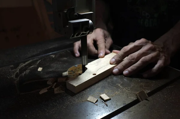 電気ジグソーパズルや木材で作業する大工ビルダー。木を切る木職人 — ストック写真
