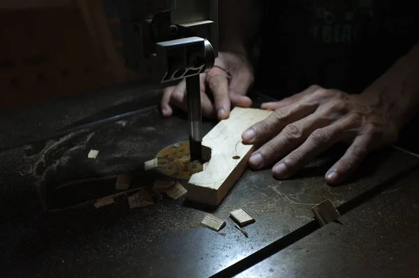 Budowniczy stolarz pracujący z elektrycznym układanki i drewna. Woodworker cięcie kawałek drewna — Zdjęcie stockowe