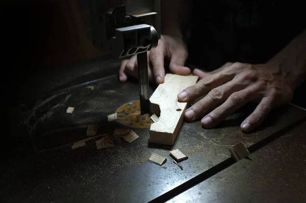 Marangoz üreticisi elektrikli yapboz ve ahşap ile çalışıyor. Ahşap işçisi bir odun parçası kesme — Stok fotoğraf