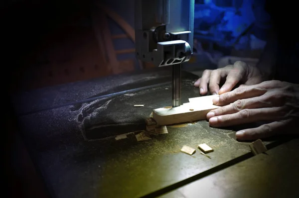 Carpenter builder working with electric jigsaw and wood. Woodworker cutting a piece of wood — Stock Photo, Image