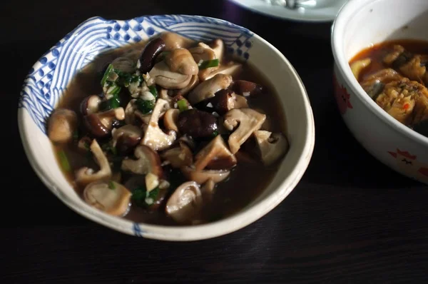 Cibo fatto in casa: mescolare i funghi fritti nella ciotola — Foto Stock