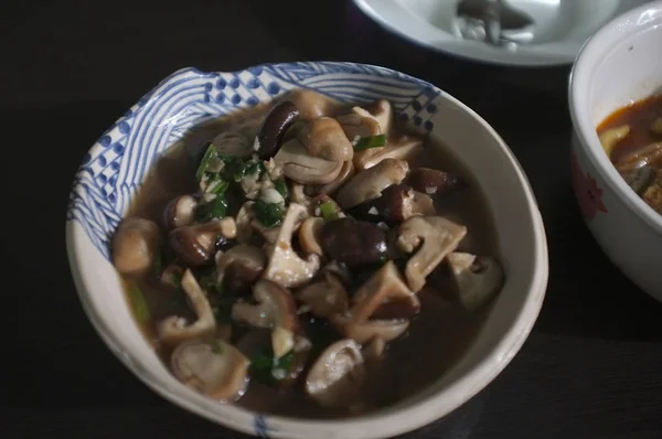 Hausgemachtes Essen: Gebratene Champignons in Schüssel rühren — Stockfoto