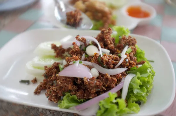 Nombre tailandés es Lab Moo Tod o cerdo picado picante frito con hierbas tailandesas picantes —  Fotos de Stock