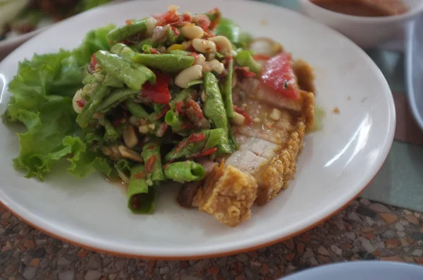 Ensalada de papaya de cerdo crujiente mezclada, comida tailandesa — Foto de Stock