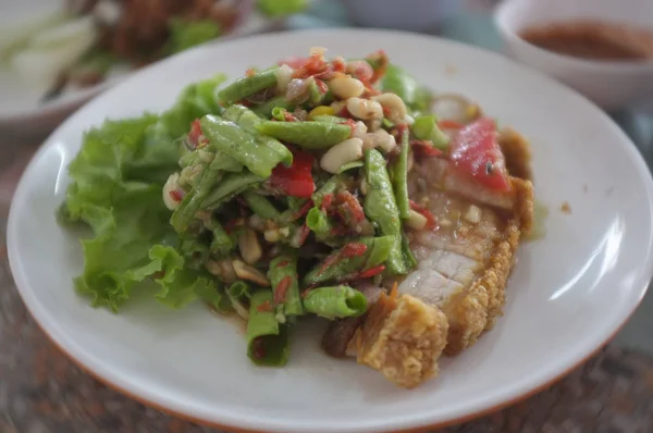 Ensalada de papaya de cerdo crujiente mezclada, comida tailandesa —  Fotos de Stock