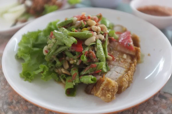 Ensalada de papaya de cerdo crujiente mezclada, comida tailandesa —  Fotos de Stock