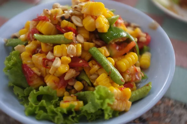 Comida rápida comida estilo tailandés. Ensalada de papaya de maíz, Deliciosa ensalada de papaya de maíz picante. Comida tailandesa popular . —  Fotos de Stock