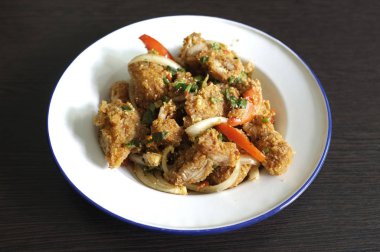 Tay gıda, Baharatlı gevrek derin kızarmış tavuk salatası veya Tay adı Yum Kai Zap olduğunu