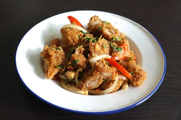 Masakan Thailand, garing pedas salad ayam goreng atau nama Thailand Yum Kai Zap — Stok Foto