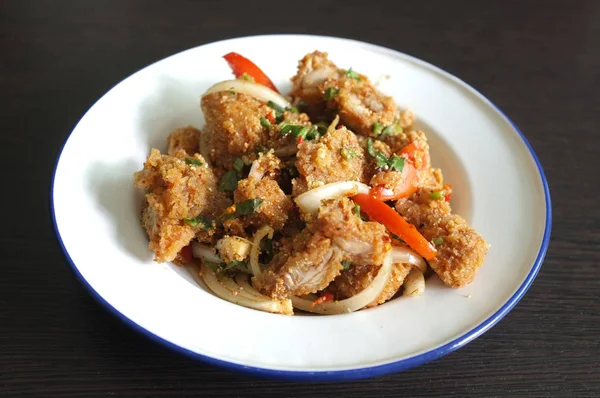 Masakan Thailand, garing pedas salad ayam goreng atau nama Thailand Yum Kai Zap — Stok Foto