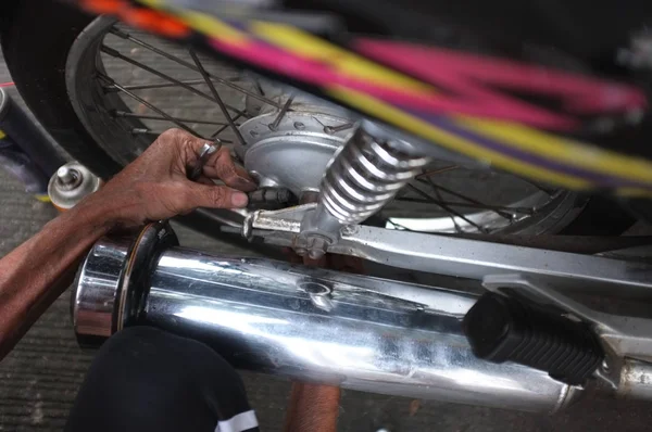 Close-up, mensen repareren een motorfiets — Stockfoto