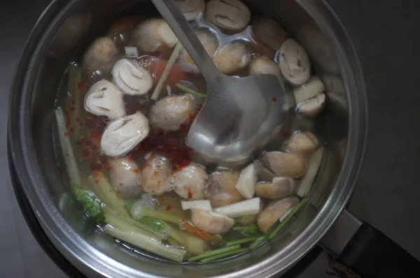 Suroviny připravit k vaření kořeněná kuřecí polévka thajské jméno Istom yum Gai — Stock fotografie
