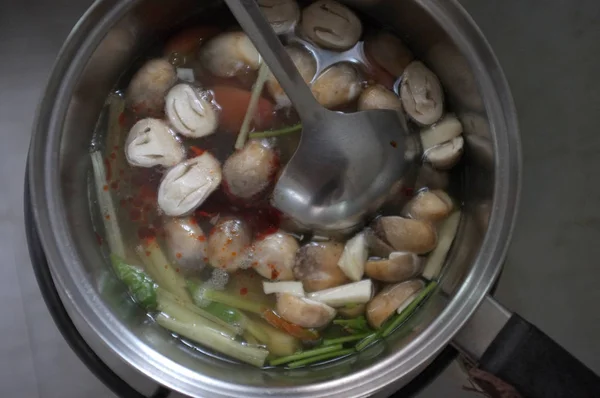 Rohmaterial bereiten würzige Hühnersuppe thailändischen Namen istom yum gai kochen — Stockfoto