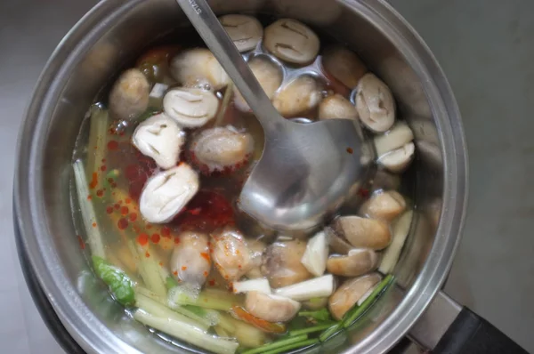 Rohmaterial bereiten würzige Hühnersuppe thailändischen Namen istom yum gai kochen — Stockfoto