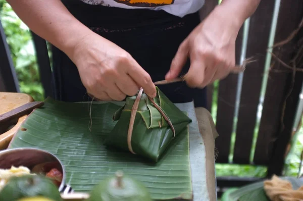 ผู้หญิงใช้วัสดุธรรมชาติจากต้นกล้วย ใช้ทําบรรจุภัณฑ์อาหาร . — ภาพถ่ายสต็อก