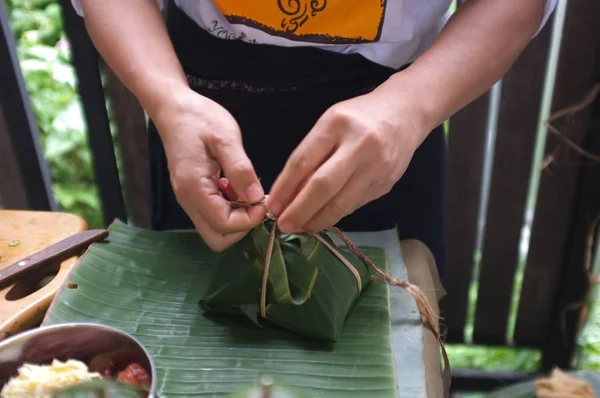 The woman use of natural materials from banana trees Used to make packaging for food. — Stock Photo, Image