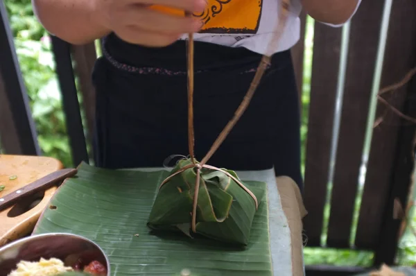 女人使用香蕉树的天然材料 用来包装食物. — 图库照片