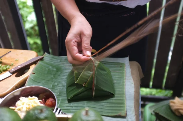 The woman use of natural materials from banana trees Used to make packaging for food. — Stock Photo, Image