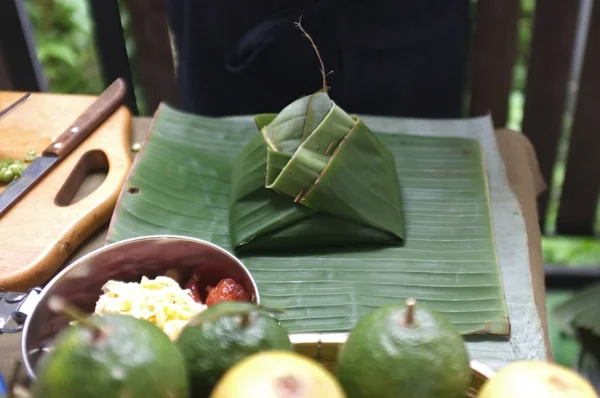 The woman use of natural materials from banana trees Used to make packaging for food. — Stock Photo, Image