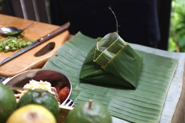 La donna uso di materiali naturali da banani utilizzati per fare imballaggi per alimenti . — Foto Stock