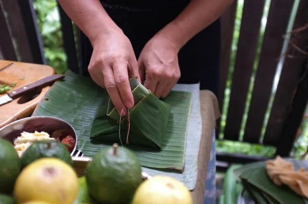 Die Verwendung natürlicher Materialien aus Bananenbäumen zur Herstellung von Lebensmittelverpackungen. — Stockfoto