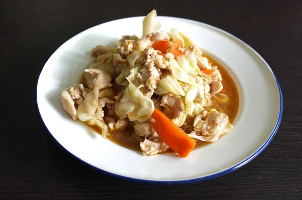 Gebratenes Kraut und Schweinefleisch mit Fischsoße verrühren — Stockfoto