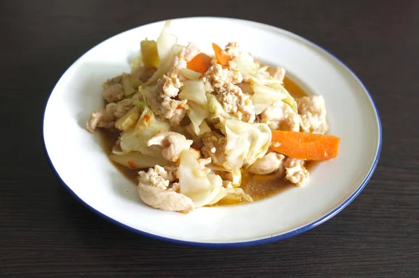 Mélanger le chou frit et le porc avec la sauce de poisson — Photo