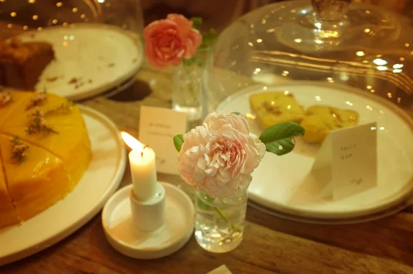 Bolo, velas e uma rosa rosa para um jantar romântico — Fotografia de Stock