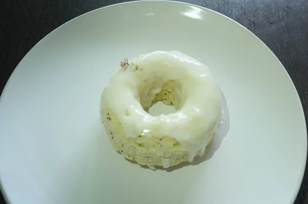 Глазурований пончик, білий глазурований пончик — стокове фото