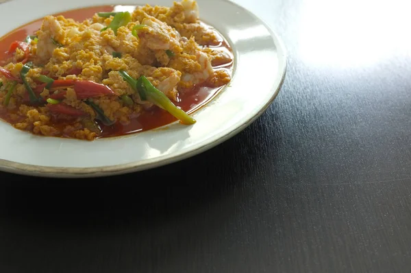 Remuer crevettes frites avec de la poudre de curry est un aliment thaïlandais qu'il est populaire au goût ont sucré et sel — Photo