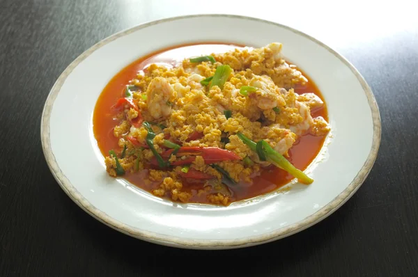 Rühren gebratene Garnelen mit Curry-Pulver ist thailändisches Essen es beliebt zu schmecken haben süß und salzig — Stockfoto