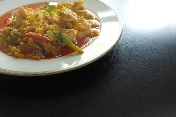 Rühren gebratene Garnelen mit Curry-Pulver ist thailändisches Essen es beliebt zu schmecken haben süß und salzig — Stockfoto