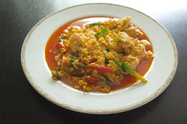 Remuer crevettes frites avec de la poudre de curry est un aliment thaïlandais qu'il est populaire au goût ont sucré et sel — Photo