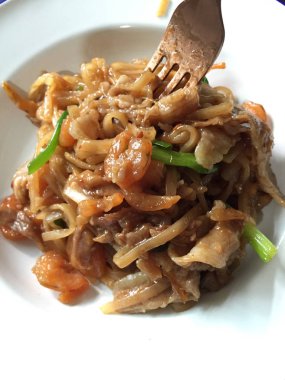 Karides ve baharat ile Kızarmış pirinç çubukları (Pad Tay)