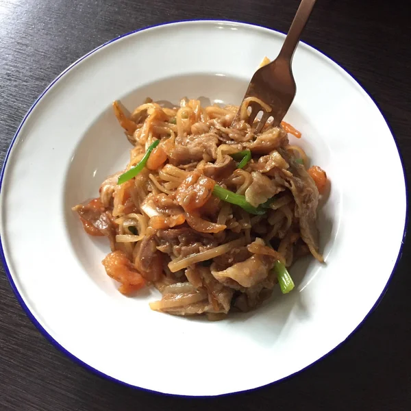 Bastoncini di riso fritto (Pad Thai) con gamberetti e condimento — Foto Stock