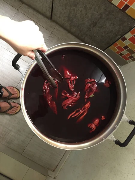 Processo de tingimento natural de algodão vermelho e rosa para Gum Lac Resina ou lac de vedação, tailândia — Fotografia de Stock